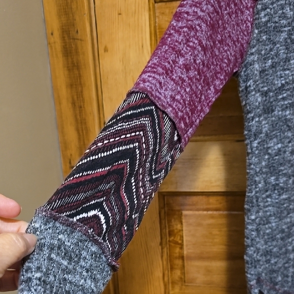 EARTHBOUND Gray and Red Long Sleeve Top L - Picture 3 of 4